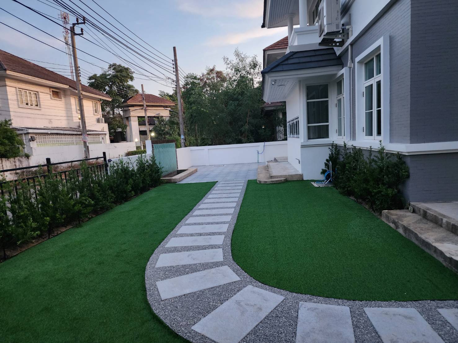 งานจัด เติมดิน ปูหญ้าเทียม ปูแผ่นทางเดิน โรยกรวด