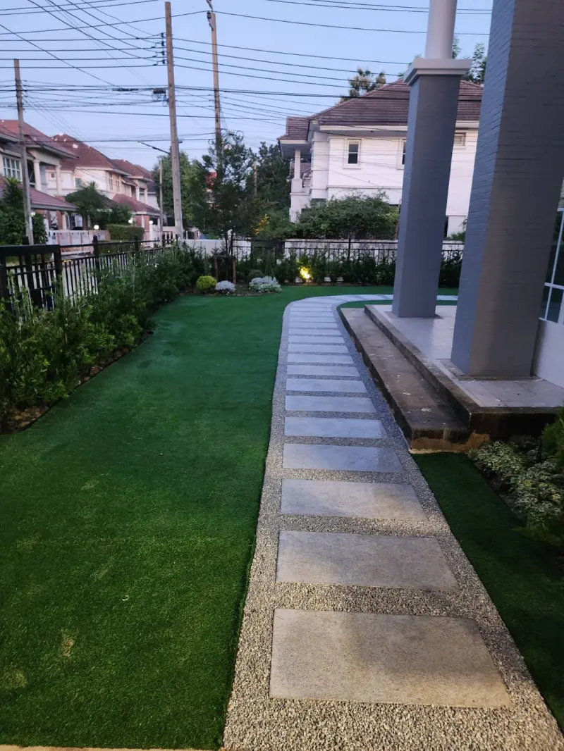 งานจัด เติมดิน ปูหญ้าเทียม ปูแผ่นทางเดิน โรยกรวด