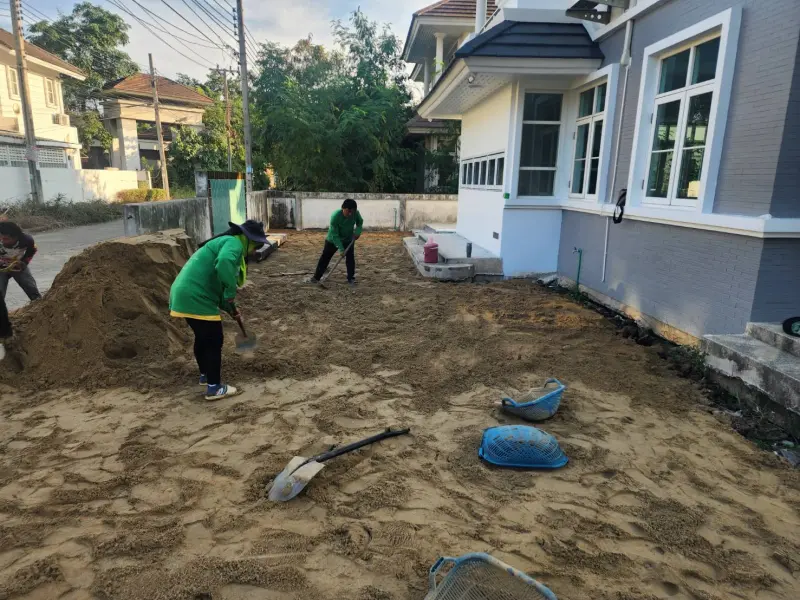 งานจัด เติมดิน ปูหญ้าเทียม ปูแผ่นทางเดิน โรยกรวด